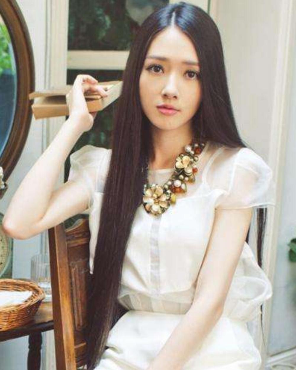 長發(fā)女明星與小巷發(fā)藝小店的秘密故事