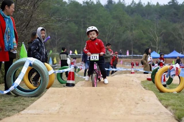 寶寶平衡車比賽,小輪上的速度與夢想的角逐