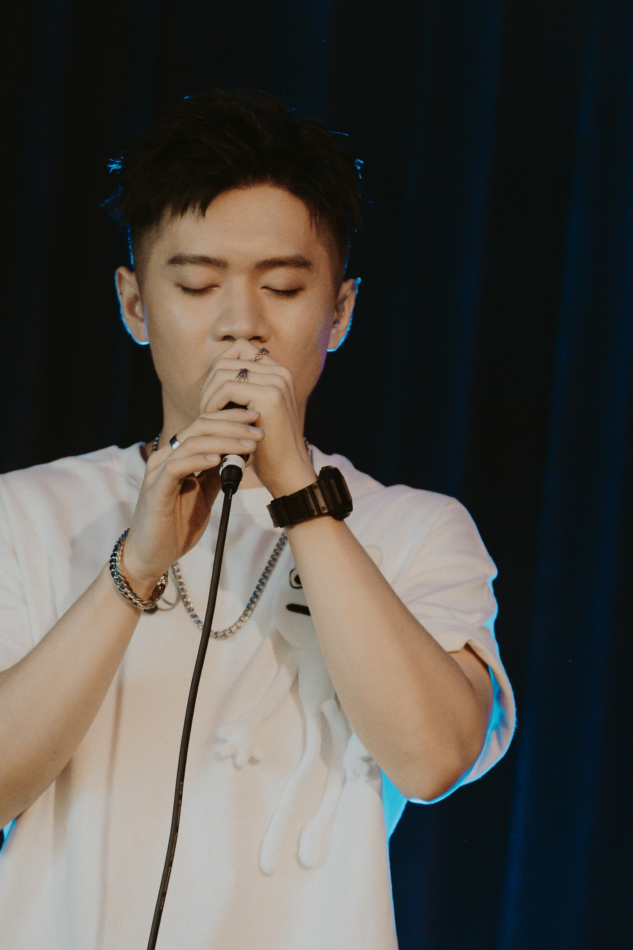 鄭洛宇新動態揭秘,小巷中的隱秘美食之旅