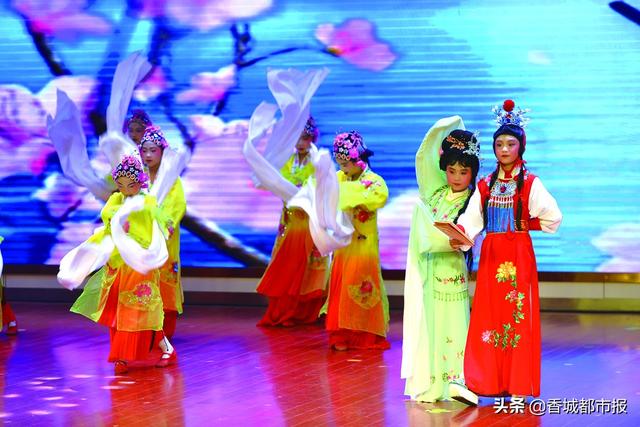 二閨女戲曲演唱,舞臺上的溫情與友情日常