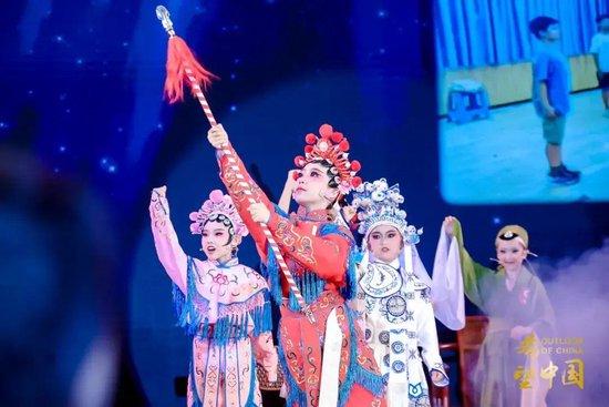 二閨女戲曲演唱,舞臺上的溫情與友情日常