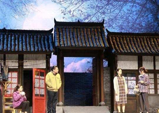 成都話劇演員的日常,趣事連連,情感紐帶緊密編織