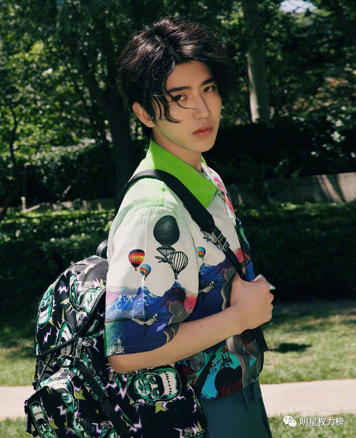 蔡徐坤最新風(fēng)采照,蔡徐坤最新風(fēng)采照,音樂(lè)與時(shí)尚的魅力交織