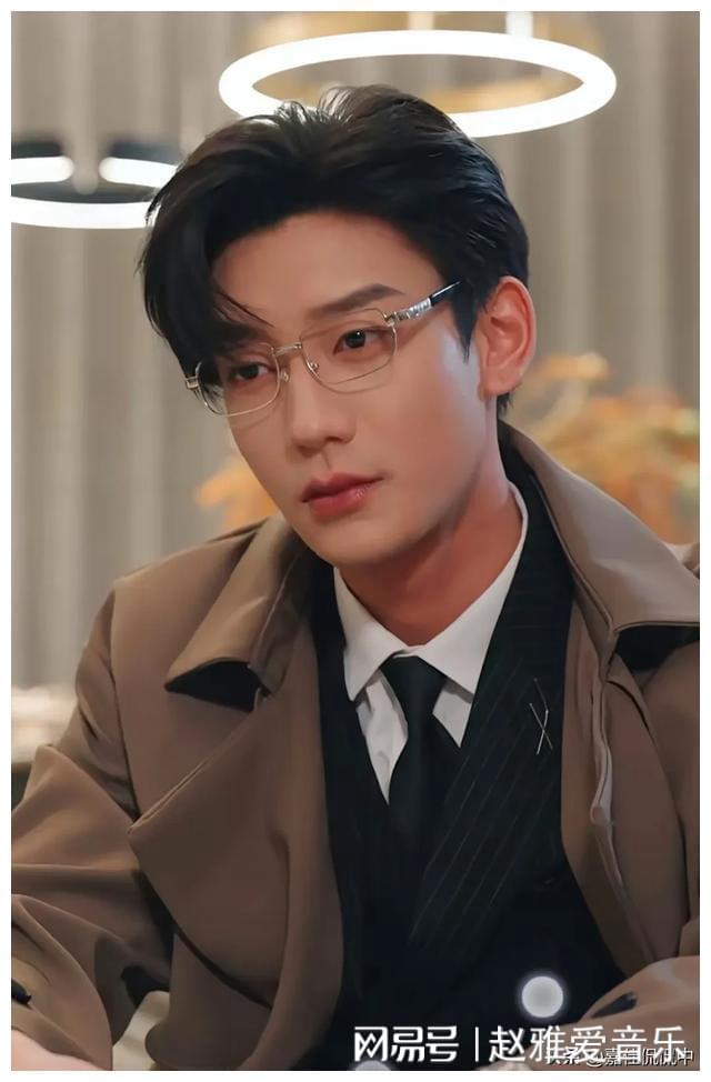眼鏡男演員,鏡片背后的無限可能與自信成就之路