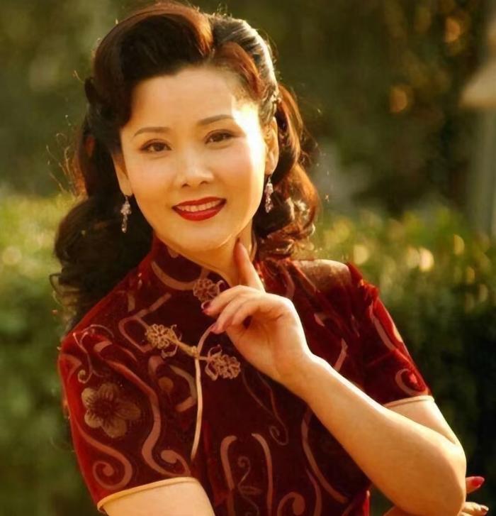 何賽飛最新視頻,小巷深處特色小店的意外發現之旅