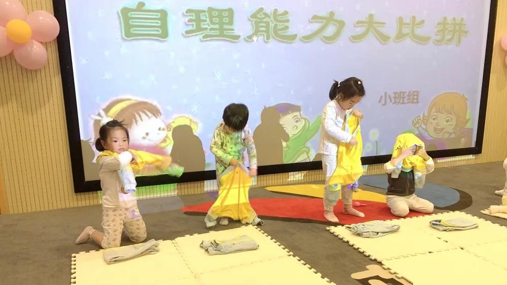 小班穿衣服比賽精彩瞬間,孩子們展現時尚速度與技巧