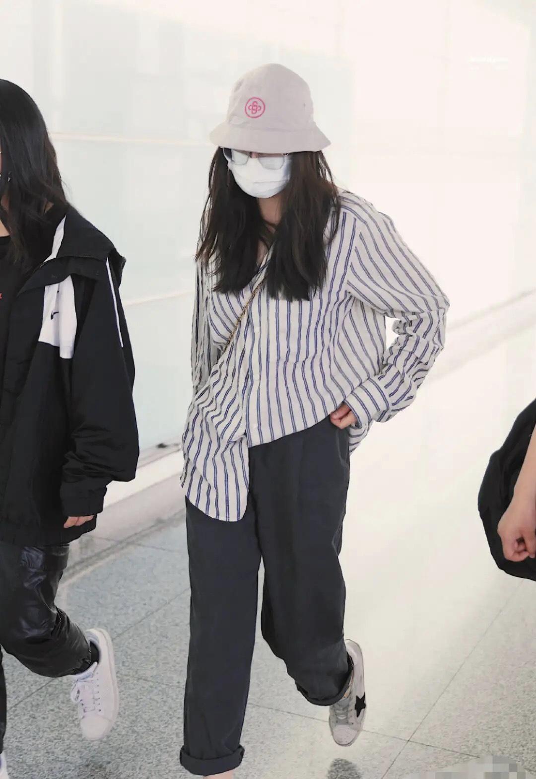 迪麗熱巴最新機場照,星光閃耀的瞬間亮相機場大門