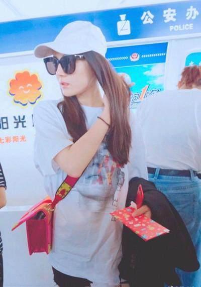 迪麗熱巴最新機場照,星光閃耀的瞬間亮相機場大門