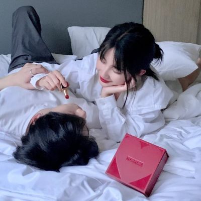 情侶床上頭像,小巷深處的浪漫邂逅的甜蜜瞬間