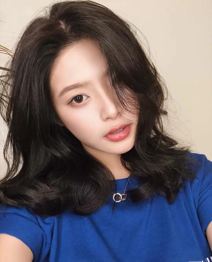 最新黑發(fā)型,自然美景中的浪漫旅行之旅