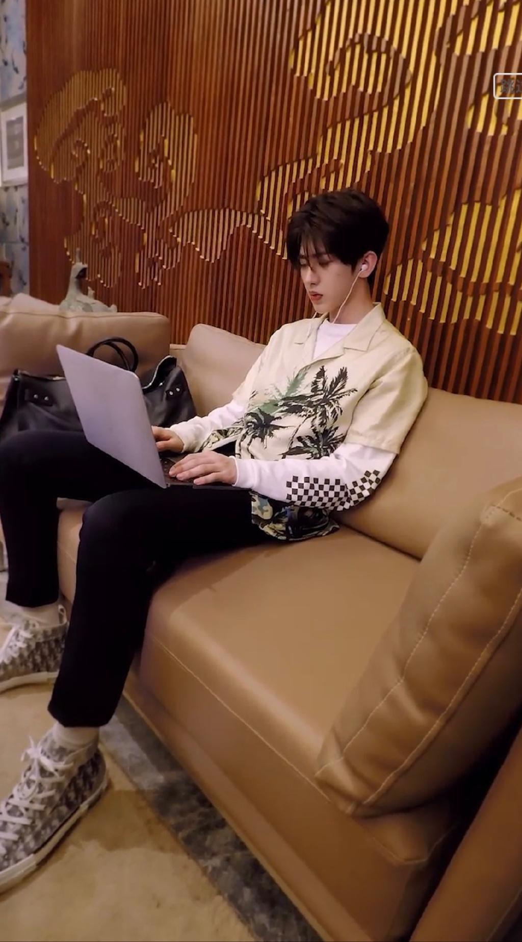 蔡徐坤最新潮流照片,科技魅力展現(xiàn)未來(lái)生活風(fēng)采