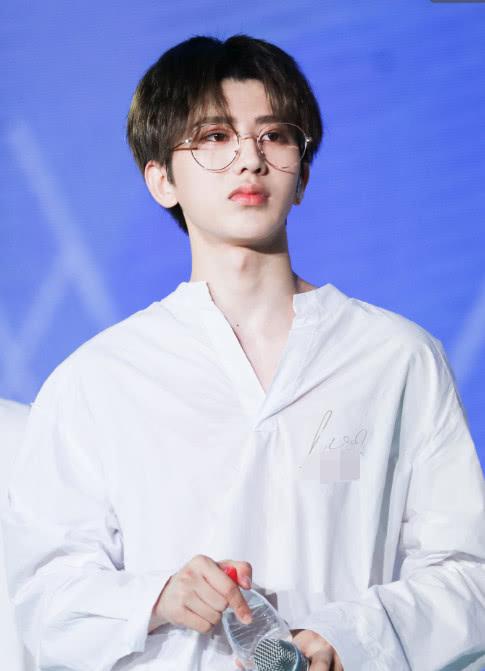 蔡徐坤最新潮流照片,科技魅力展現(xiàn)未來(lái)生活風(fēng)采