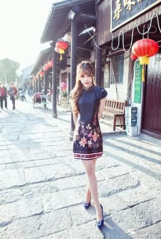 探索小巷隱藏特色小店,最新青青草視頻在線