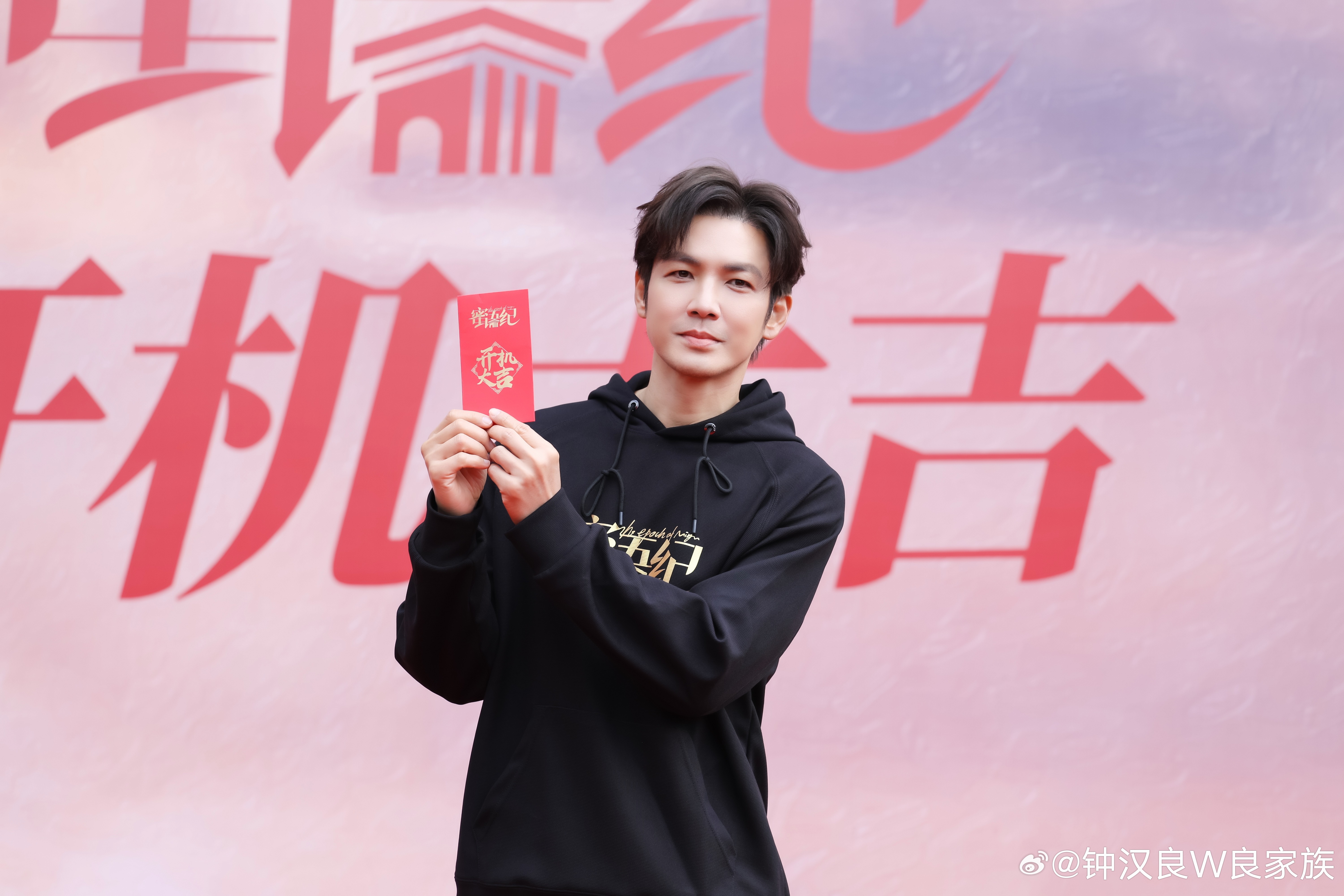 鐘漢良最新機場路透,科技潮流新標桿,展現(xiàn)前沿科技力量體驗