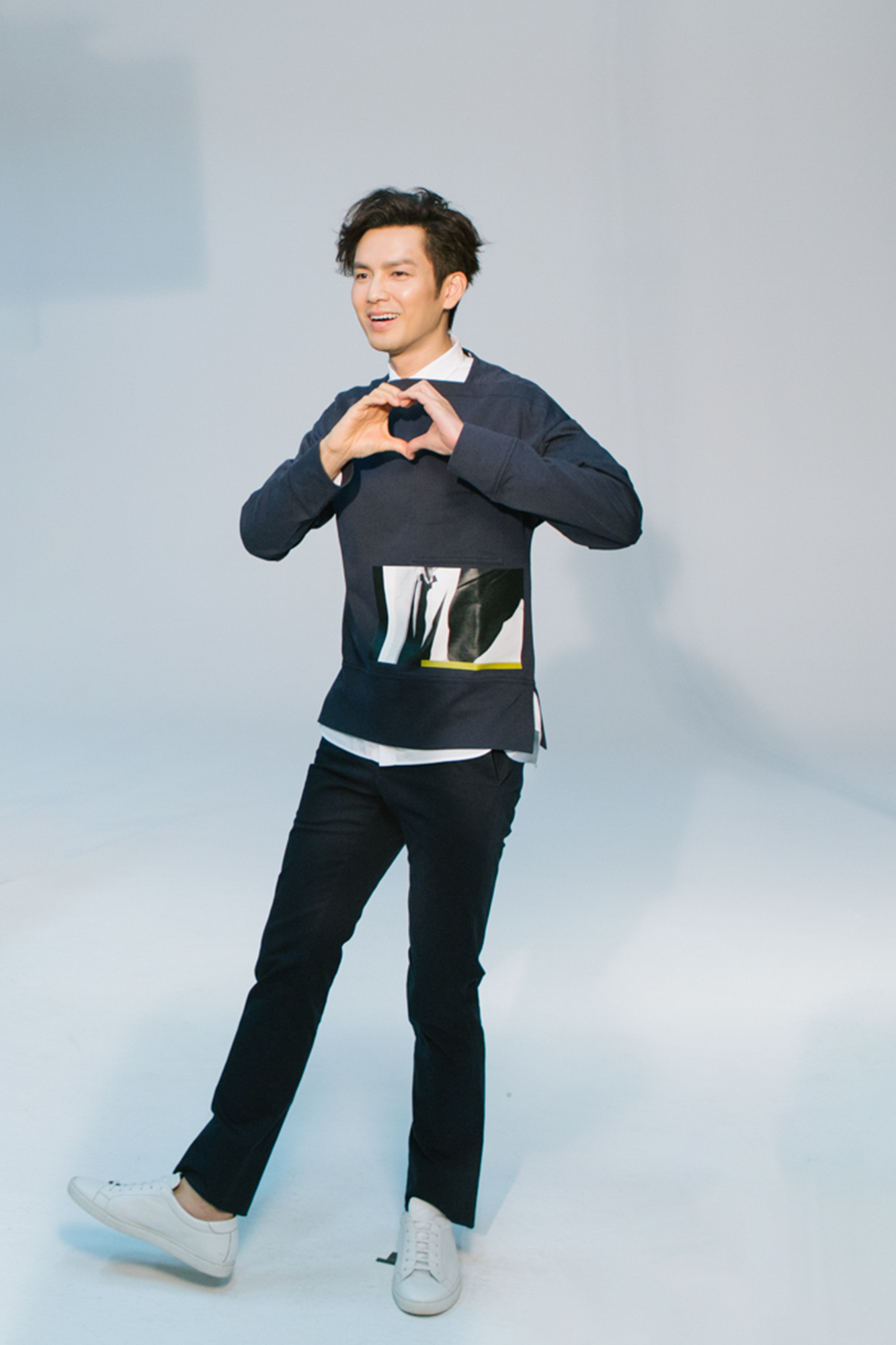 鐘漢良最新機場路透,科技潮流新標桿,展現(xiàn)前沿科技力量體驗