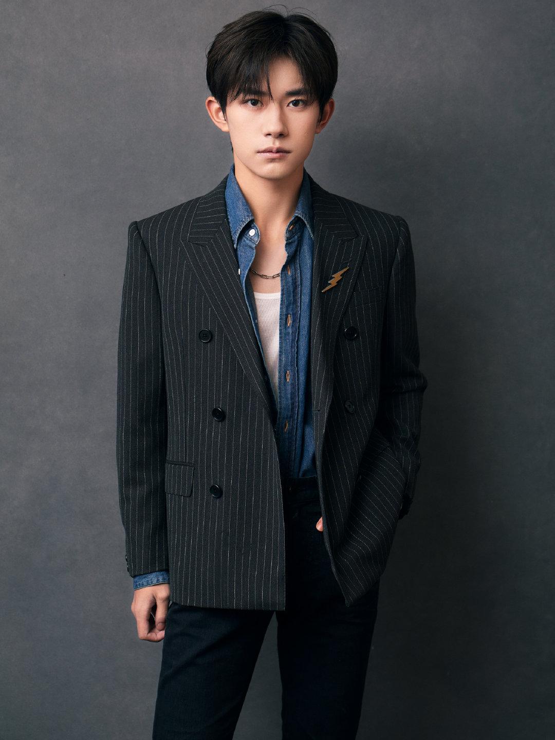 易烊千璽最新照片,多元偶像形象與個(gè)人立場(chǎng)的展現(xiàn)思考